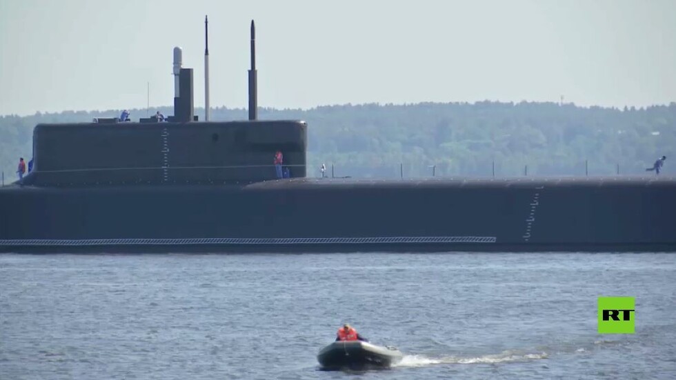 الغواصة "الأمير فلاديمير" الحاملة للصواريخ تصل بطرسبورغ للمشاركة في العرض البحري
