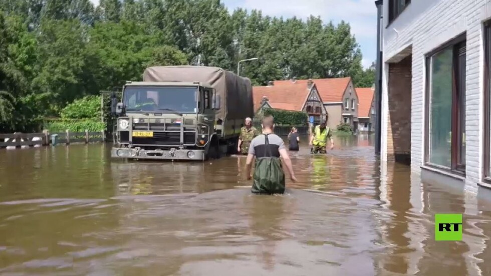 الجيش الهولندي يجلي المنكوبين عن منازلهم المغمورة بمياه الفيضان