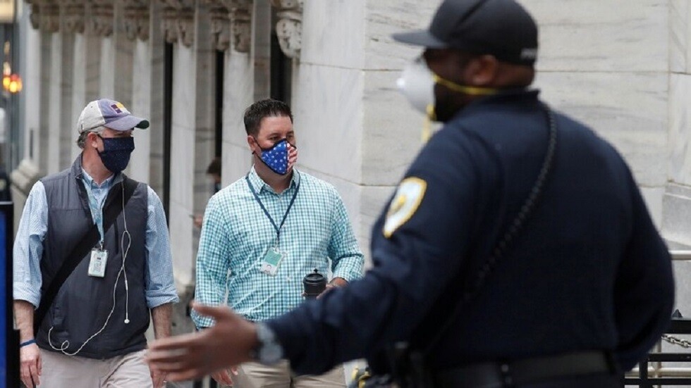 جراح أمريكي كبير يدافع عن إلزامية الكمامات في لوس أنجلوس