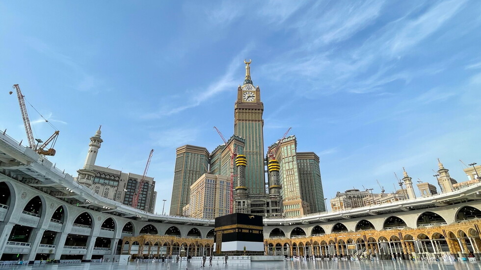 السعودية تستبدل كسوة الكعبة المشرفة (فيديو)