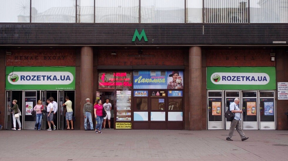 مياه الأمطار الغزيرة تغمر محطتي مترو في كييف