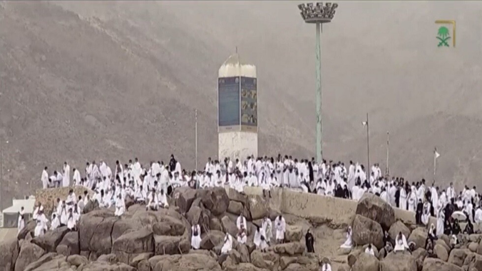 الحجاج في صعيد عرفات لأداء الركن الأعظم