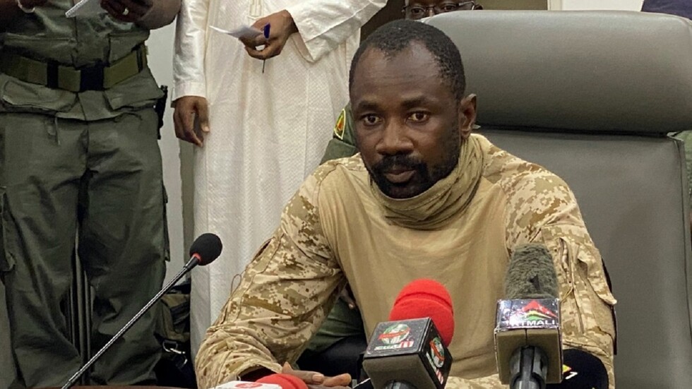 مالي.. محاولة طعن الرئيس المؤقت خلال صلاة العيد