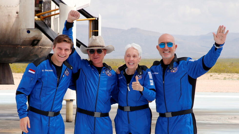 بيزوس: رحلتي إلى الفضاء عززت التزامي تجاه منع تغير المناخ