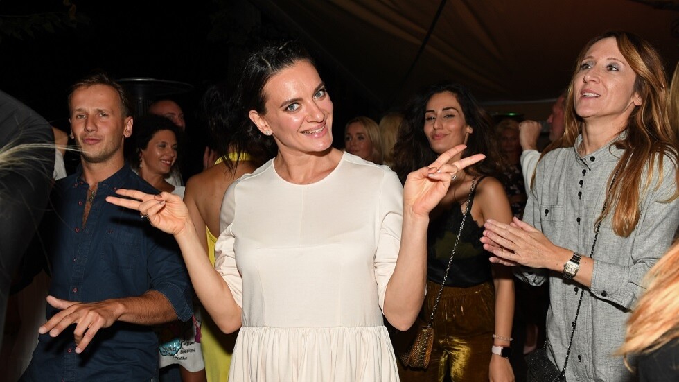 ملكة القفز بالزانة إيسينبايفا توضح سبب تغيير الشعار الأولمبي وتطرح لغزا على عشاق الرياضة