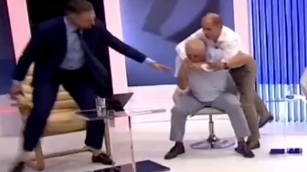 مولدوفا.. عراك عنيف بين مسؤولين على الهواء مباشرة يؤدي إلى الإغماء