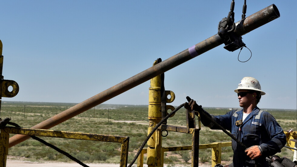 النفط يتخلى عن مكاسبه بعد تقرير أمريكي