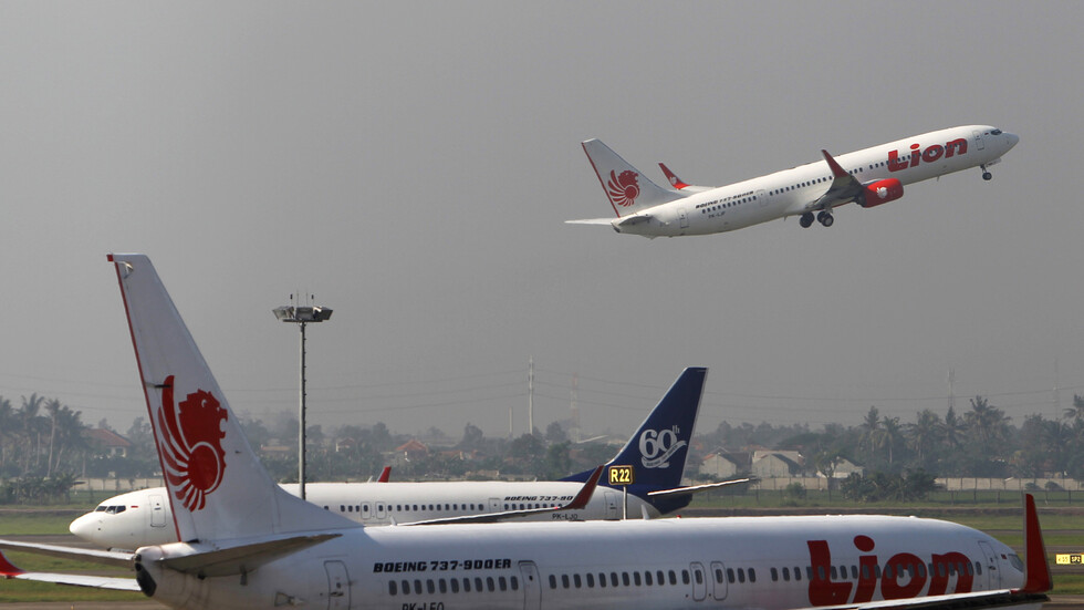 بسبب إصابته بكورونا.. إندونيسي يرتدي النقاب منتحلا شخصية زوجته لركوب الطائرة