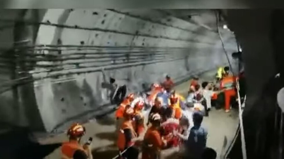 شاهد.. مياه الأمطار تدخل مترو أنفاق الصين وتحاصر المئات بداخله