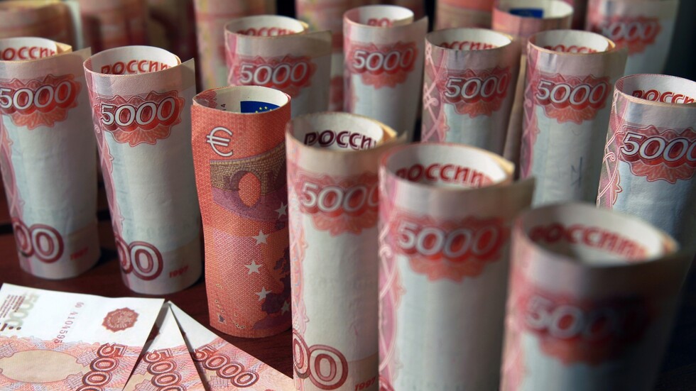 الاعتراف بالروبل واحدا من أكثر العملات المقومة بأقل من قيمتها في العالم