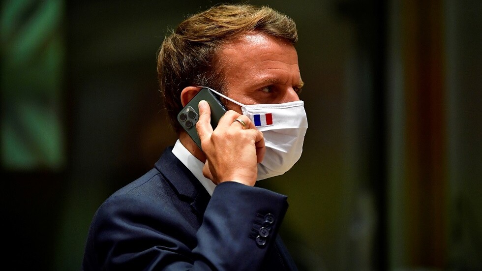 ماكرون يغير هاتفه ورقمه بعد تقارير عن استهدافه ببرنامج تجسس