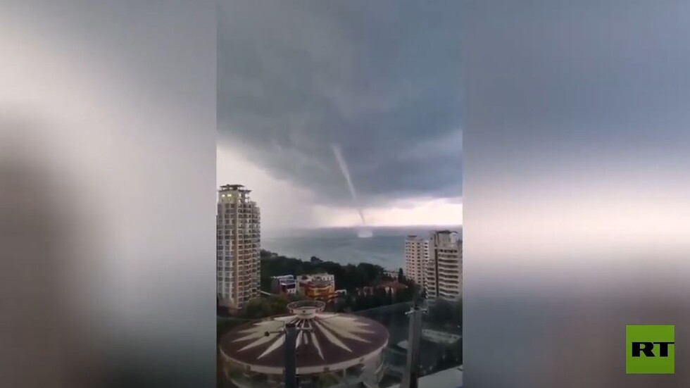 شاهد.. إعصار مائي ضخم يرتفع من سطح البحر في مدينة روسية