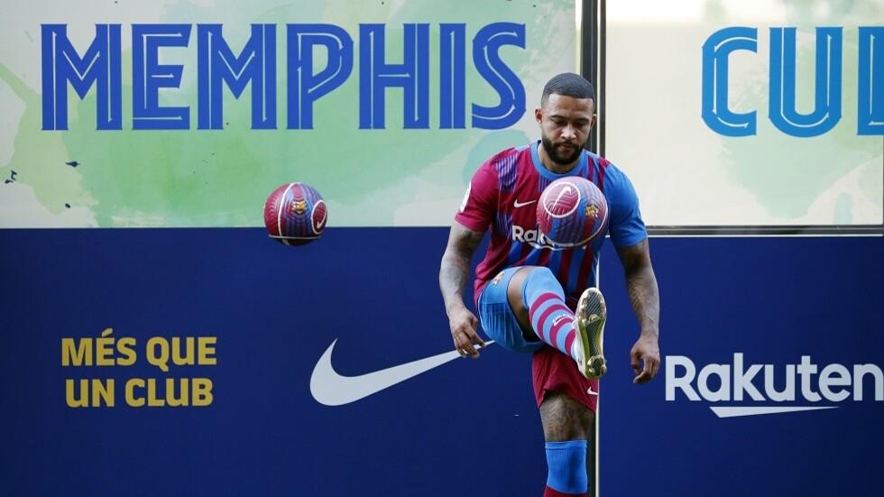 رسميا.. برشلونة يقدم لاعبه الجديد ديباي