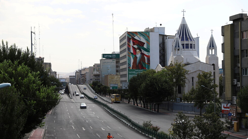 مسؤول إيراني يلبي دعوة المرشد ويتوجه إلى منطقة منتفضة