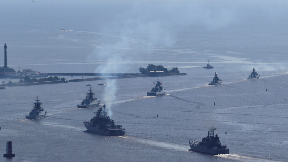 وصول بارجتين حربيتين من إيران إلى بطرسبورغ للمشاركة في العرض العسكري