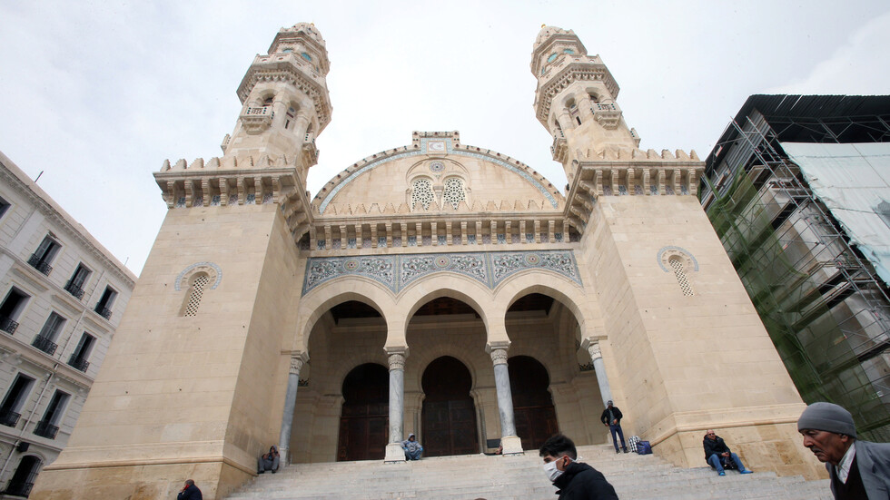 الجزائر.. مقتل إمام مسجد خلال إمامته للمصلين