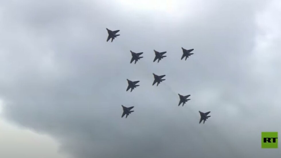 مقاتلات "سو" و"ميغ" تظهر مهاراتها في معرض ماكس-2021