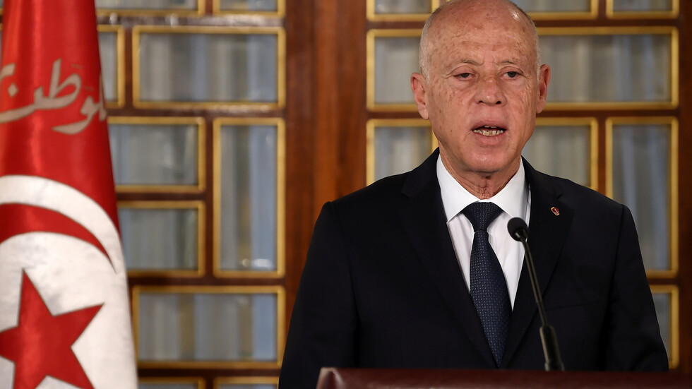 ماذا يحصل في تونس؟.. جذور الخلاف بين قيس سعيد من جهة والنهضة والمشيشي من جهة