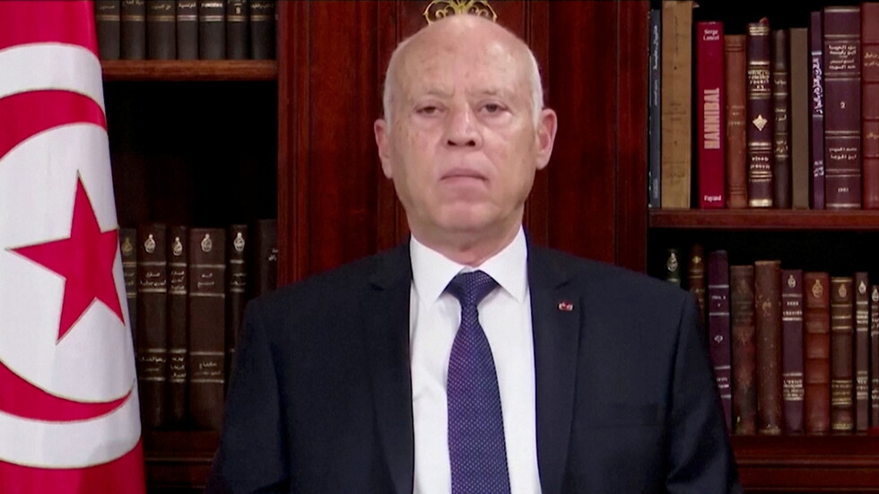 بالفيديو.. سعيد يتجول وسط العاصمة بعد قراره بحل الحكومة وتجميد البرلمان