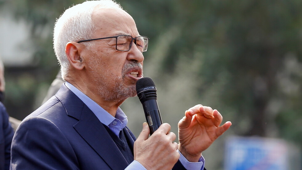 الجيش التونسي يمنع الغنوشي من دخول البرلمان بعد قرارات سعيد (فيديو)