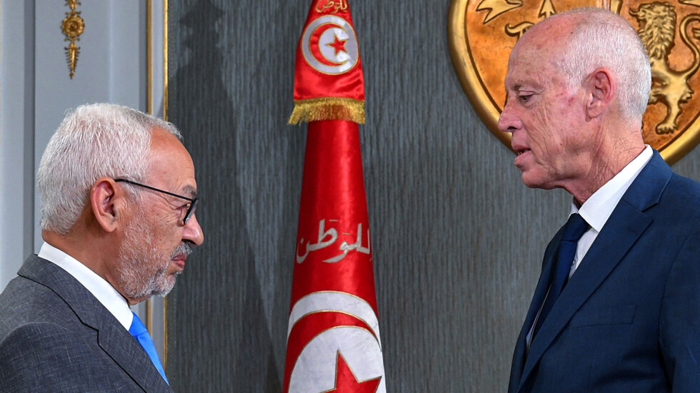 حفتر يصف ما يجري في تونس بالانتفاضة والمشري بالانقلاب!