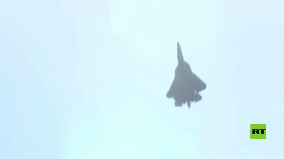 شاهد.. مقاتلة سو-57 تحلّق عموديا في الأجواء
