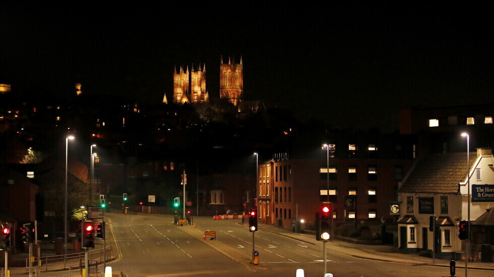 بريطانيا تسجل نحو 25 ألف إصابة جديدة بكورونا