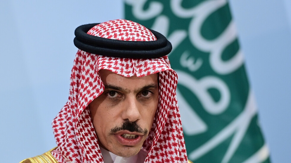 وزير الخارجية السعودي يلتقي نظيره الباكستاني ويناقشان دعم العلاقات بين البلدين (صور)