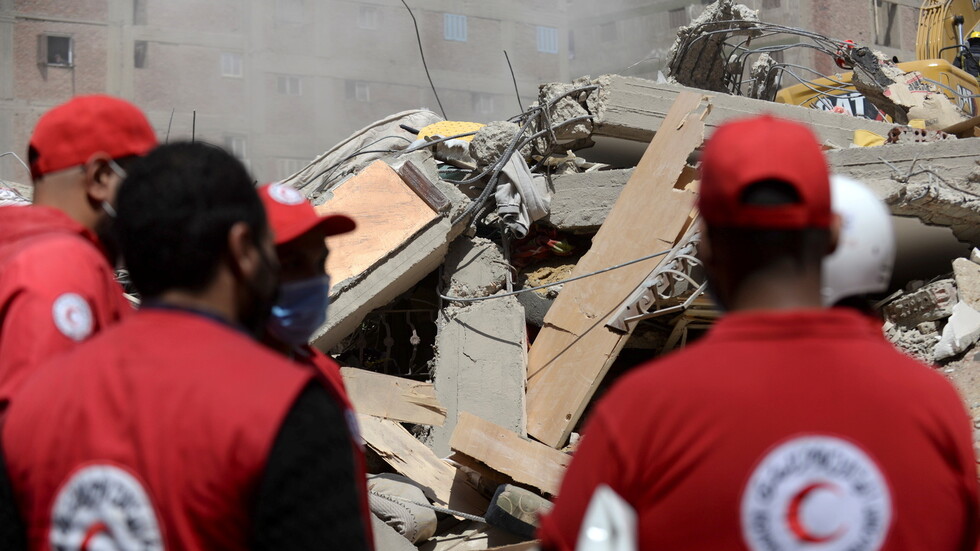 مصر.. انهيار عقار بسبب هزة أرضية والأمن يبحث عن ضحايا تحت الأنقاض (صور+فيديو)