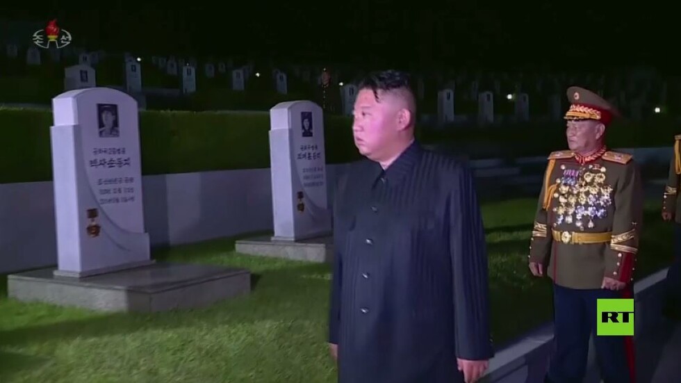 شاهد.. الزعيم كيم جونغ أون يحيي ذكرى ضحايا الحرب بين الكوريتين