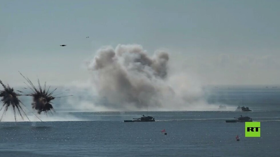 لقطات من مناورات الجيش الصيني تظهر عملية إنزال بمشاركة الدبابات وإطلاق نار كثيف