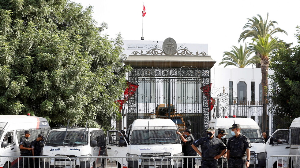 منظمات المجتمع المدني في تونس تحذر الرئيس من تمديد الإجراءات الاستثنائية