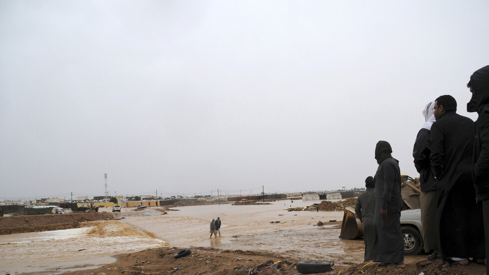 السعودية ..أمطار جازان تتسبب في عزل قرية جبلية  (صور)