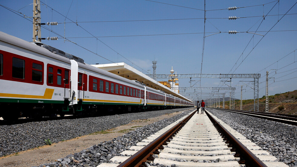 مسؤول إثيوبي يؤكد قطع طريق حيوي وطريق تجاري للسكك الحديدية يربط إثيوبيا بدولة عربية