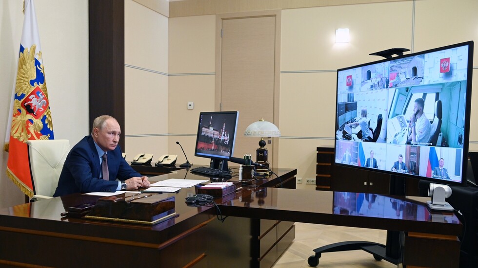 بوتين يفتتح نفقا ضخما للسكك الحديدية