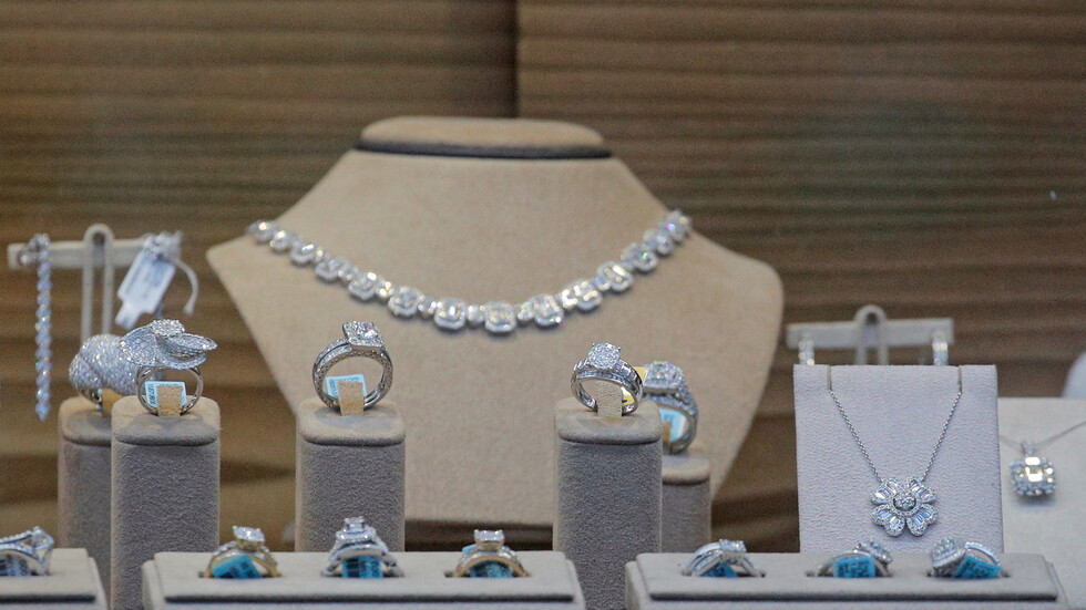 بريطانيا.. إدانة خبيرة أحجار كريمة استخدمت 