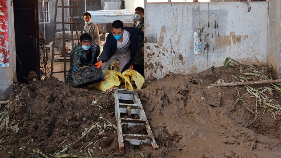 مصرع 5 أشخاص بعد انهيار طريق في بكين