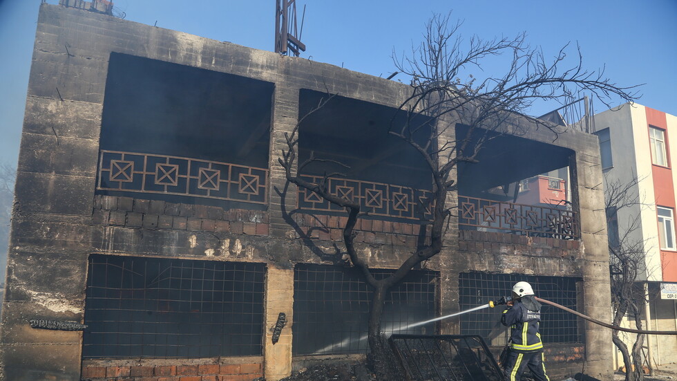 تركيا.. الحرائق تمتد إلى المنتجعات وتلاحق نزلاء أحد الفنادق الضخمة