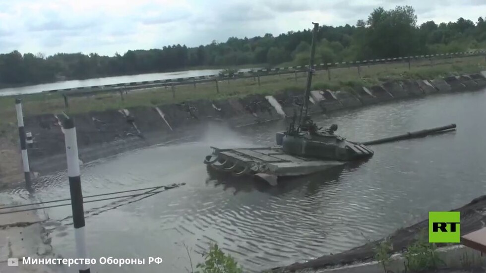 فيديو جديد.. طواقم دبابات "تي-72" تتدرب على قيادتها تحت الماء