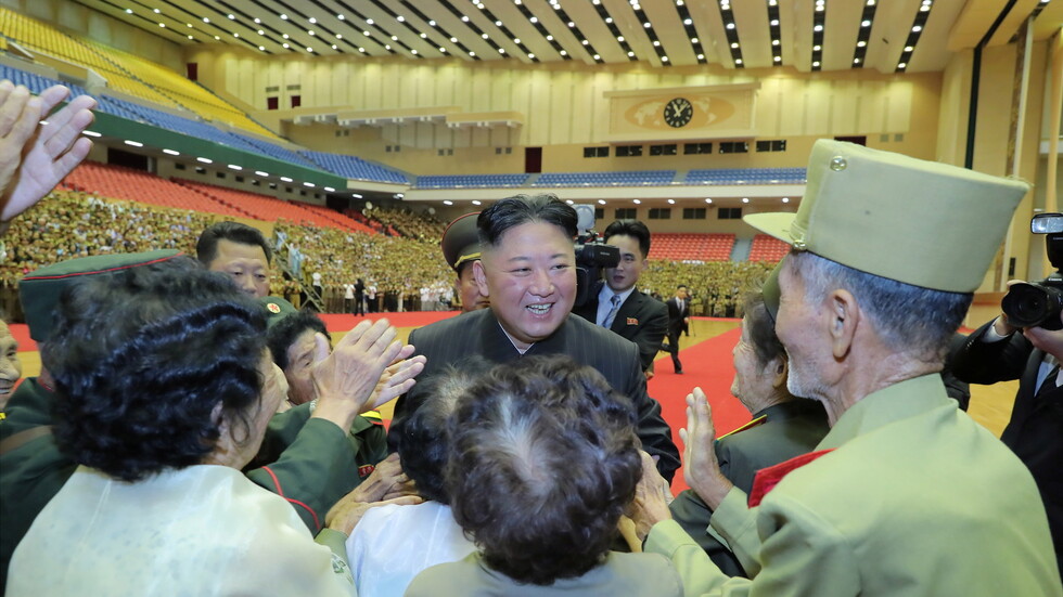 وكالة: كيم جونغ أون لم يتطرق في اجتماع عسكري للسلاح النووي أو للولايات المتحدة