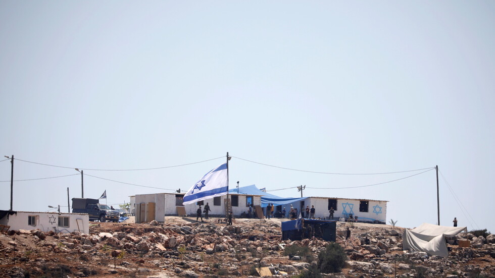 مستوطنون يقطعون أعمدة هاتف جنوب نابلس