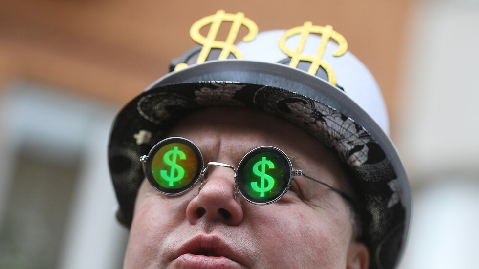 للمرة الأولى في نحو شهر.. الدولار يهبط دون 73 روبلا