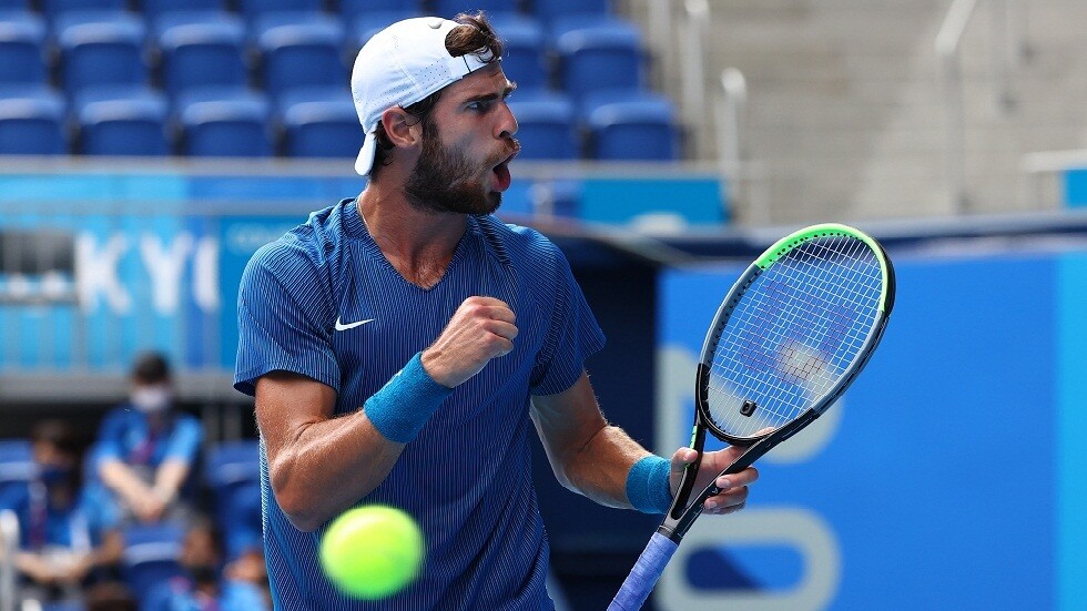 الروسي خاتشانوف ينافس على ذهبية الأولمبياد.. بعد تأهله لنهائي مسابقة التنس