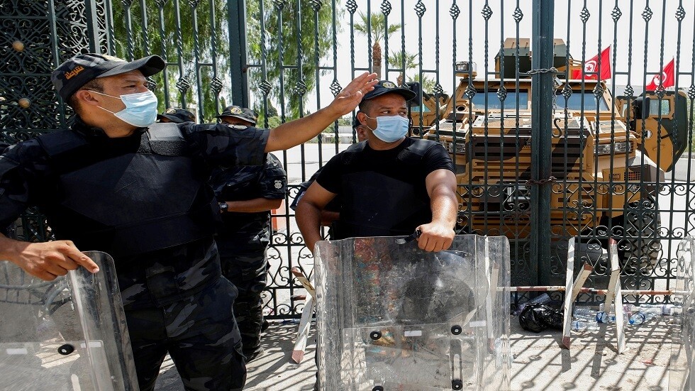 تونس.. إحالة 4 أشخاص للتحقيق بتهم العنف بينهم حارس الغنوشي 