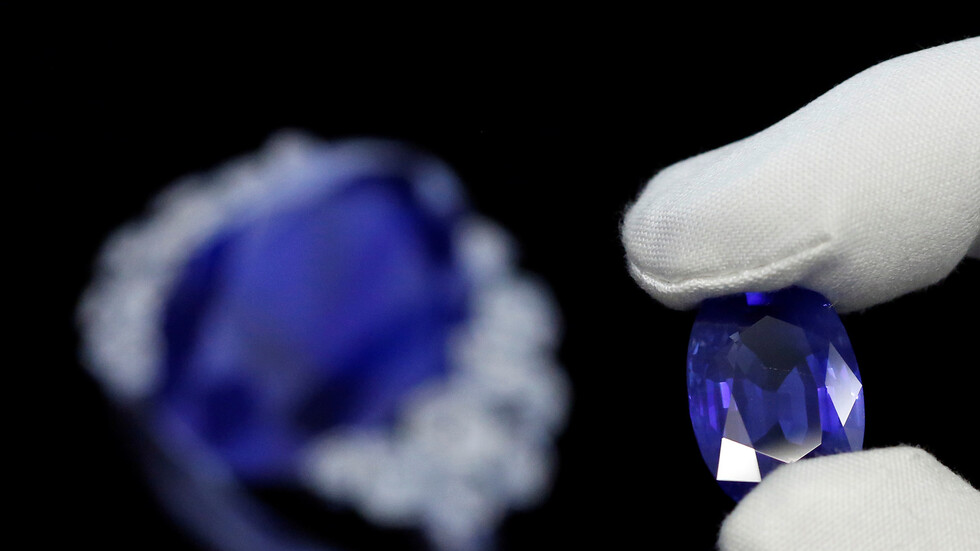 اكتشاف حجر ياقوت أزرق ضخم في سريلانكا وقيمته المتوقعة