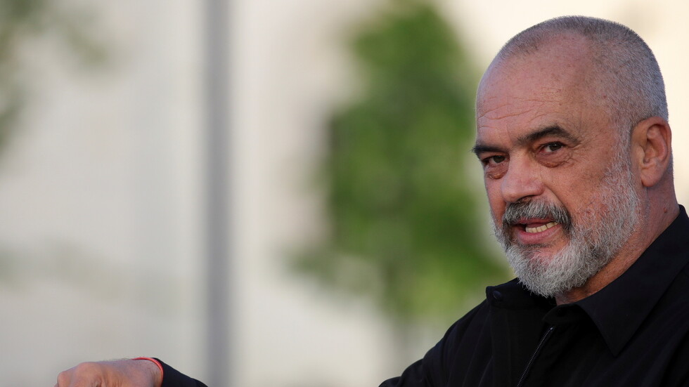 ألبانيا تستعيد 5 نساء و14 طفلا من مخيم الهول في سوريا