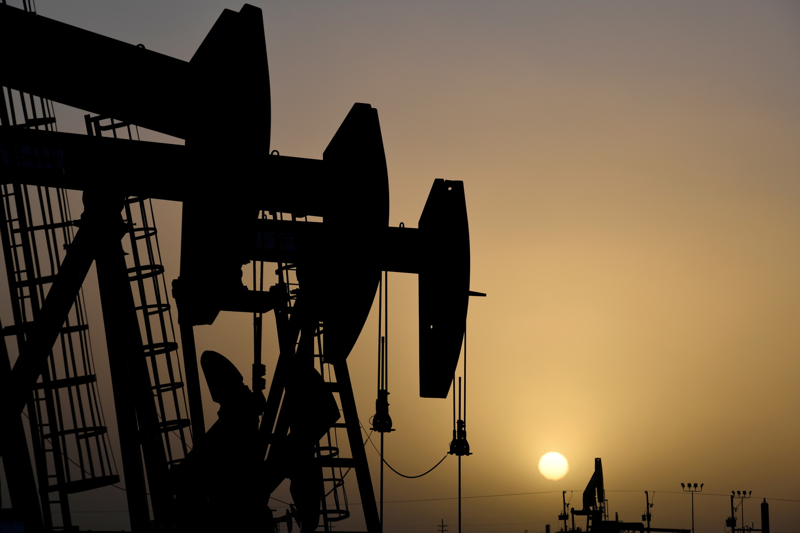 ارتفاع أسعار النفط قبيل قرار 