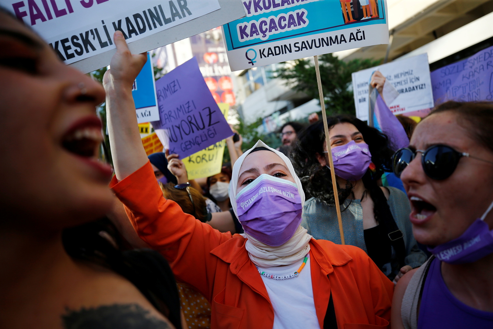 تركيا.. احتجاجات نسائية بعد الانسحاب من اتفاقية منع العنف ضد المرأة