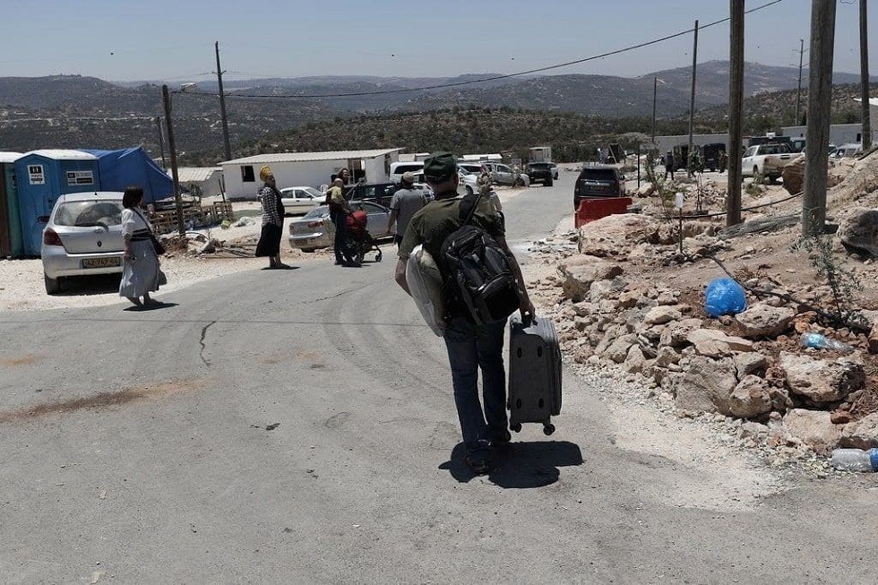 بموجب اتفاق مع الحكومة الإسرائيلية المستوطنون يرحلون عن بؤرتهم في جبل صبيح (صور)