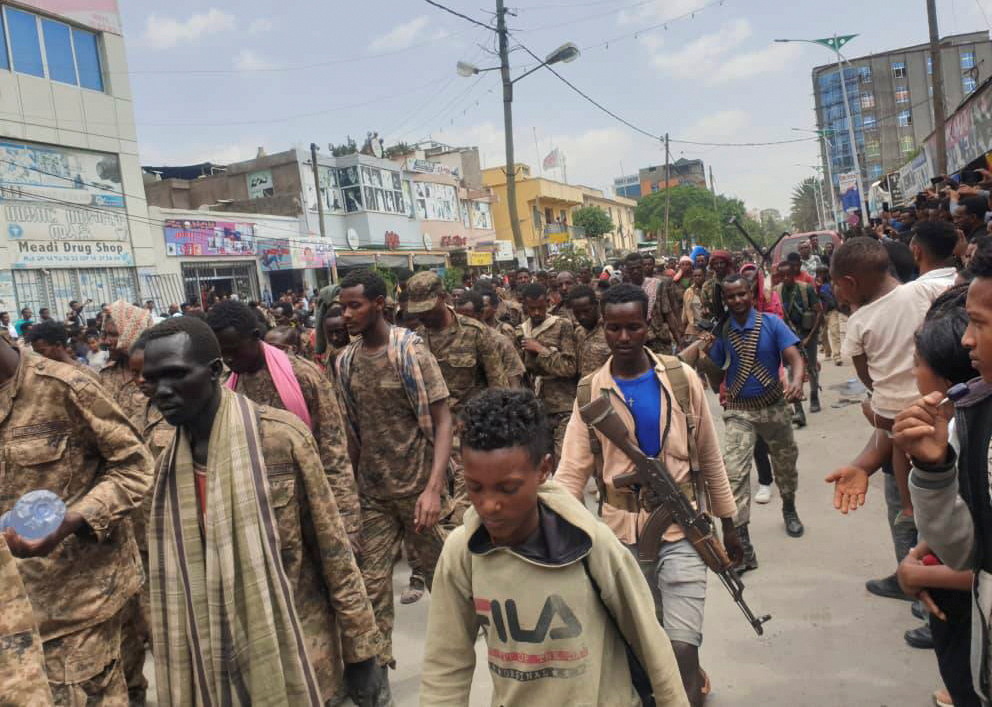 بالفيديو.. القوات الانفصالية الإثيوبية تكذب رئيس الحكومة وتعرض جيشا من الأسرى